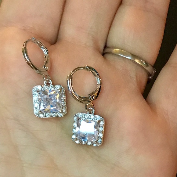 NEW💙💎GORGEOUS! CZ EARRINGS!💎💙SILVER TONE ALLOY - Picture 5 of 8